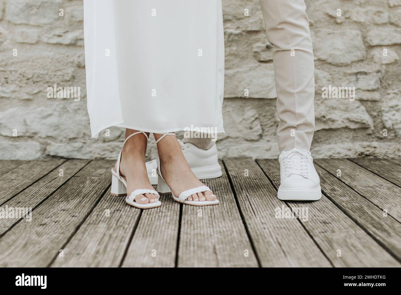 couple de mariée, gros plan, jambes, pieds, chaussures Banque D'Images