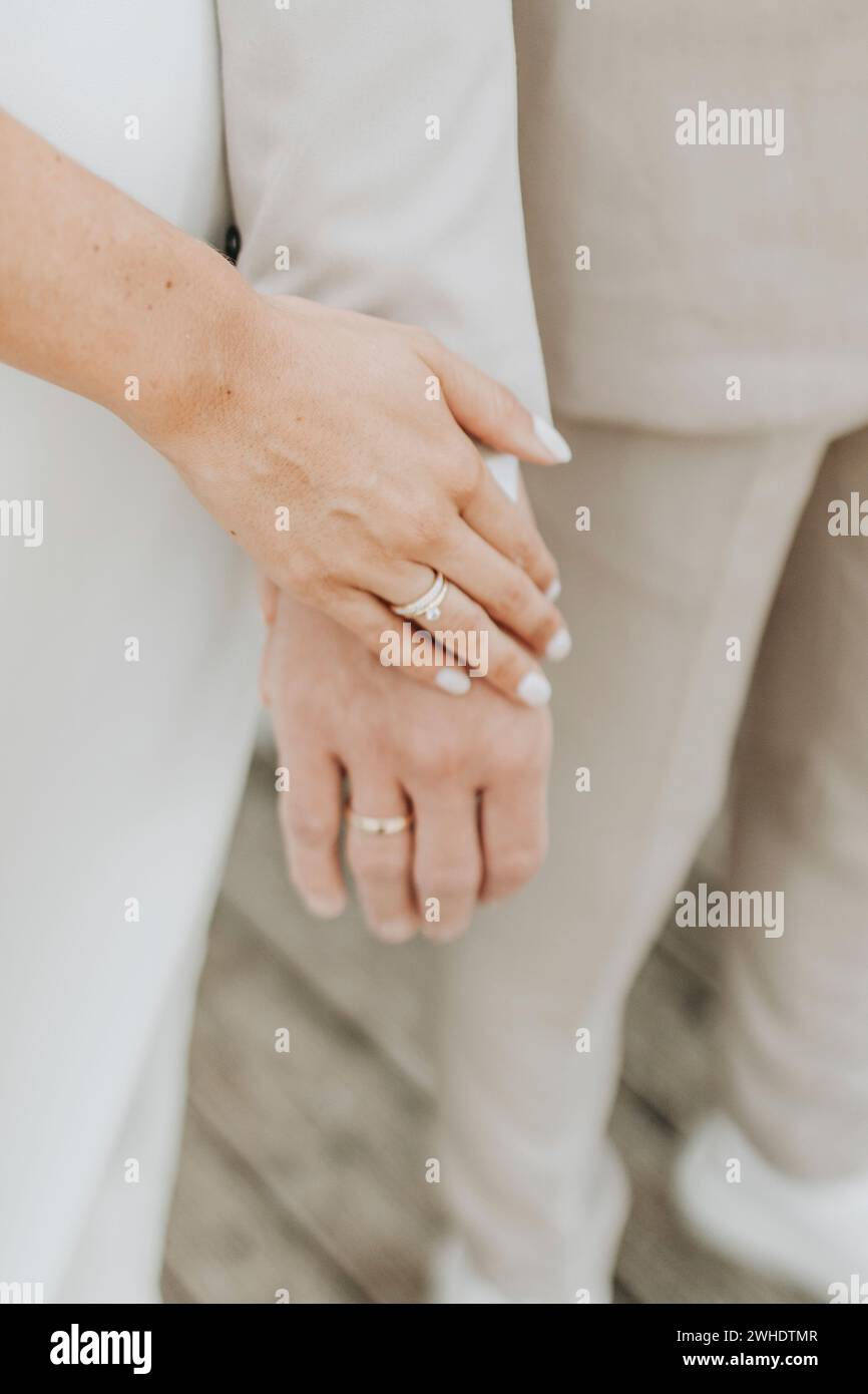 Couple tenant la main, gros plan, détail, focus sur les bagues Banque D'Images