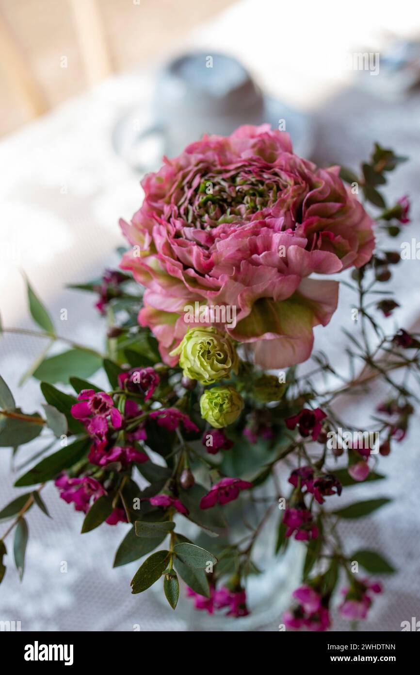 Table, décoration florale pour le baptême ou mariage, fleur rose Banque D'Images