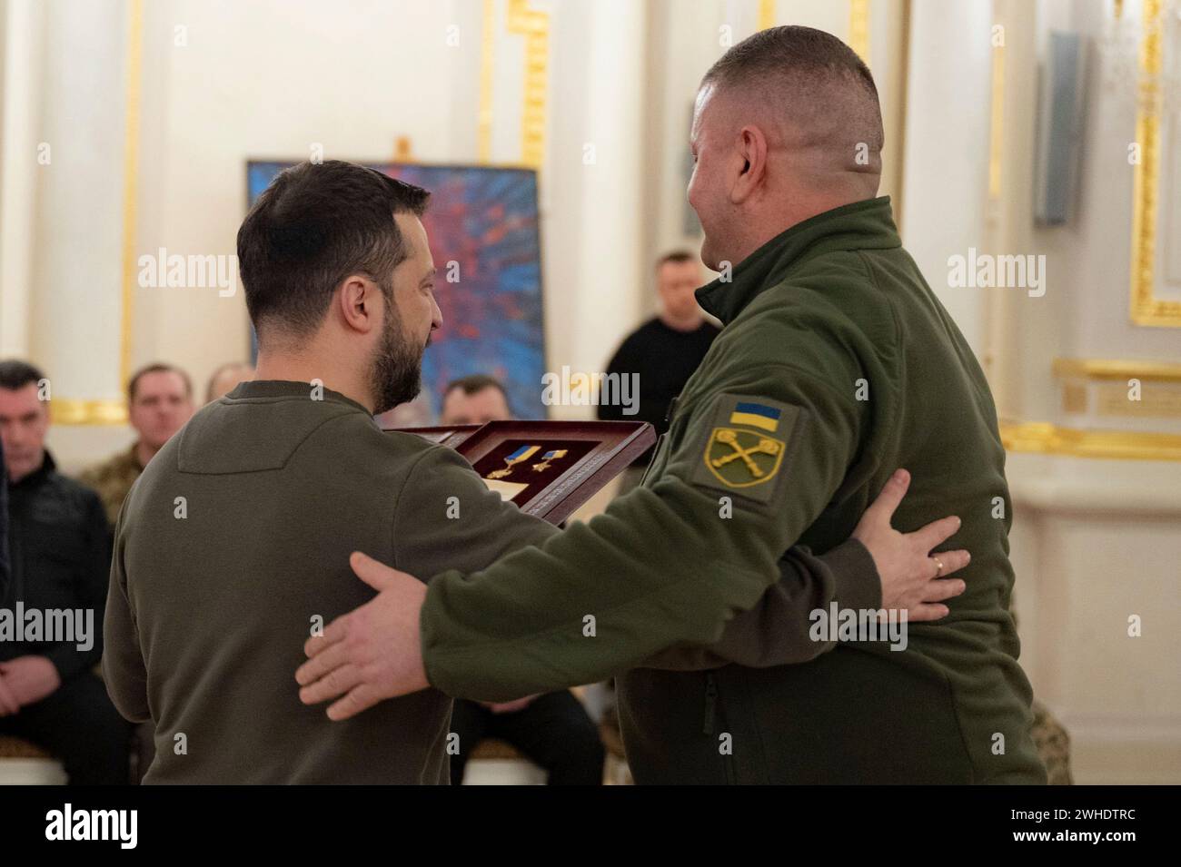 Kiev, Ukraine. 09th Feb, 2024. Le président ukrainien Volodymyr Zelenskyy, à gauche, embrasse l'ancien commandant des forces armées Valerii Zaluzhnyi, à droite, après lui avoir décerné l'étoile d'or des héros de l'Ukraine lors d'une cérémonie à la salle blanche des héros du Palais Mariinsky, le 9 février 2024 à Kiev, Ukraine. Crédit : Pool photo/Bureau de presse présidentiel ukrainien/Alamy Live News Banque D'Images