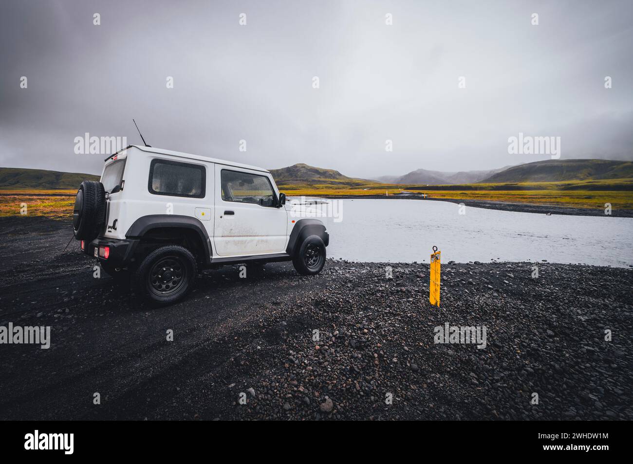 Conduite hors route sur des pistes hors route dans la réserve naturelle de Fjallabak, dans les hautes terres du sud de l'Islande. Traverser un ford Banque D'Images
