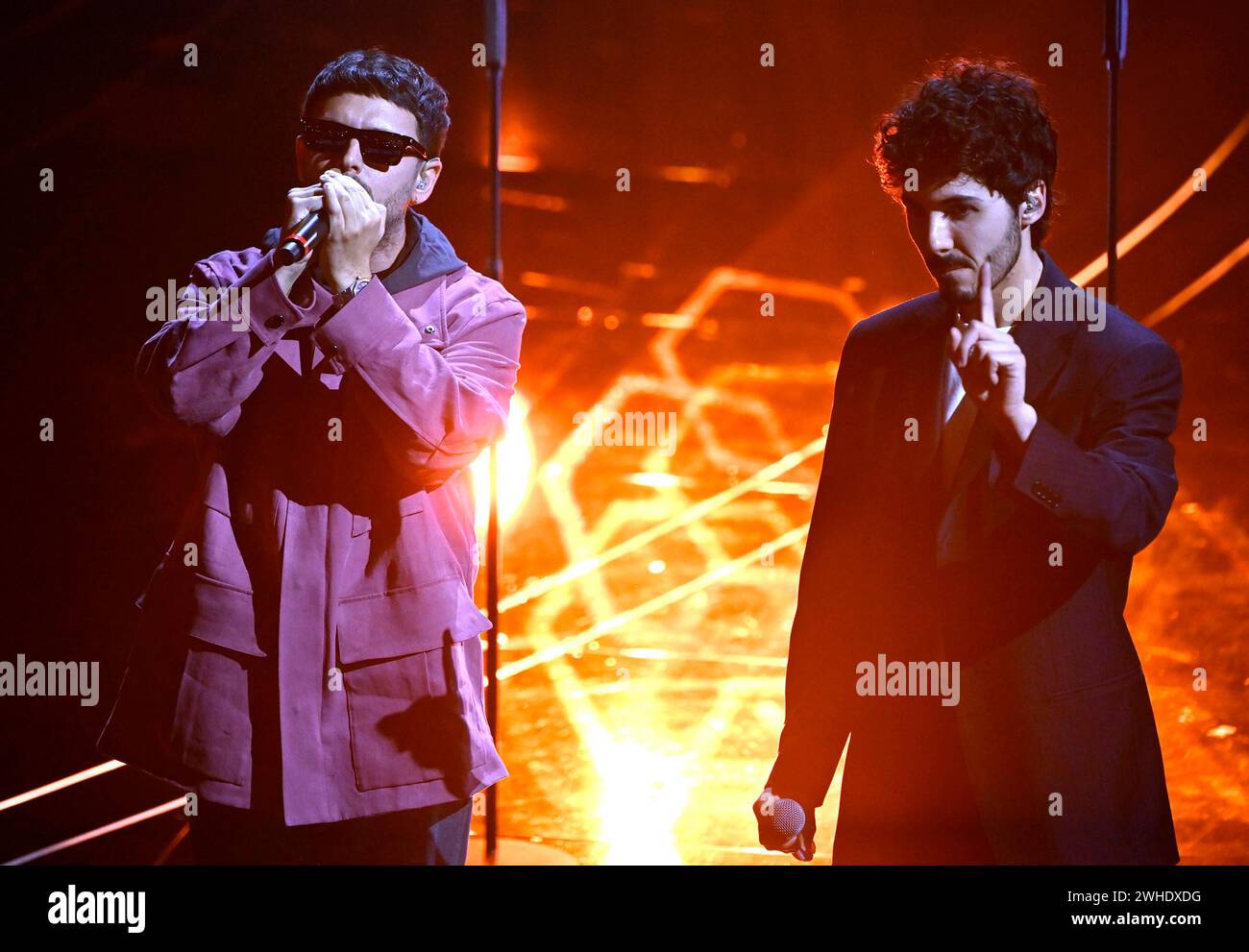 9 février 2024, Sanremo : les chanteurs italiens Gazzelle (l) et Fulminacci sur scène au théâtre Ariston lors du 74e Festival de la chanson italienne de Sanremo, Sanremo, Italie, 09 février 2024. Le festival de musique se déroulera du 06 au 10 février 2024. ANSA/RICCARDO ANTIMIANI (crédit image : © ANSA via crédit : Zuma Press/Alamy Live News Banque D'Images