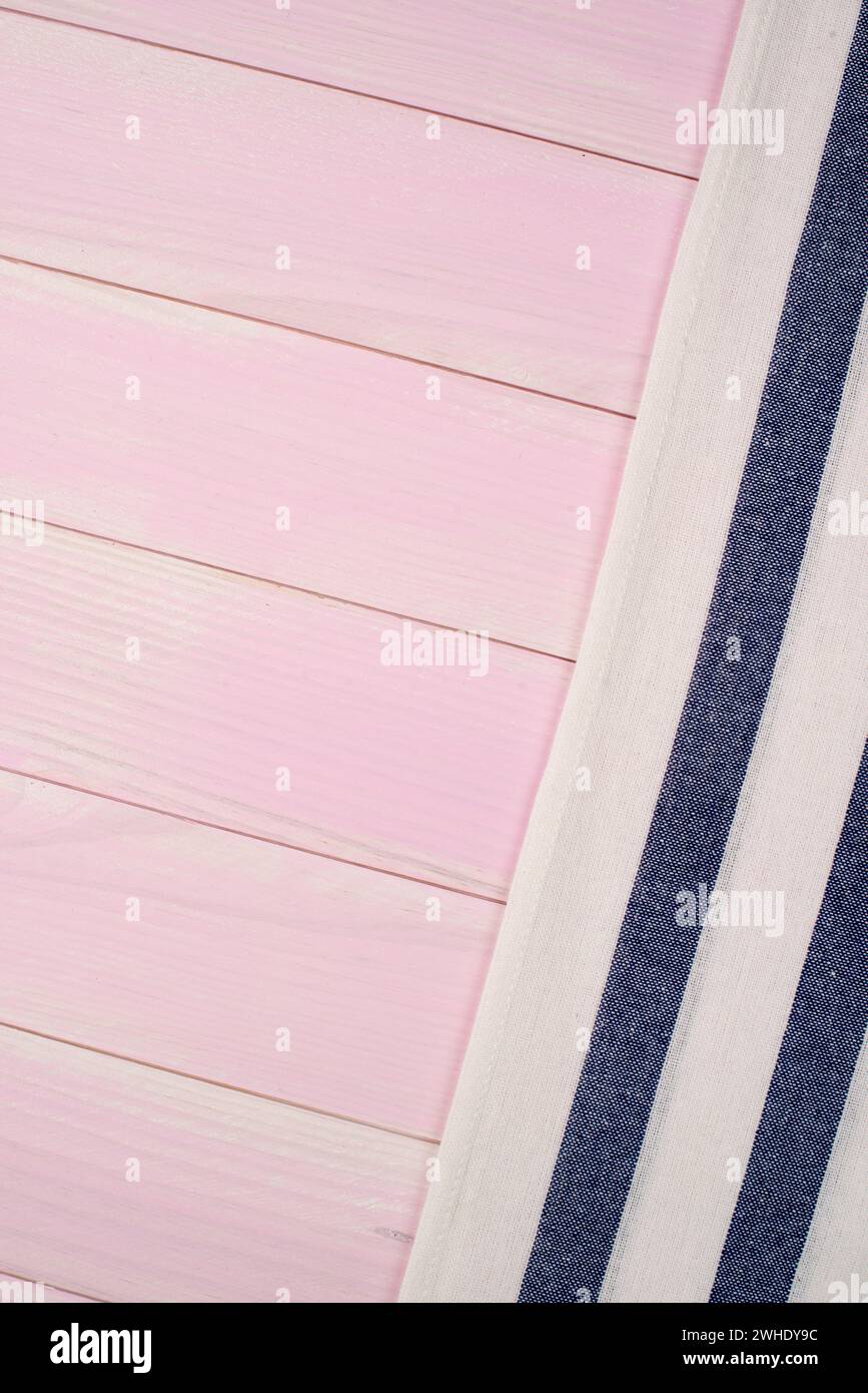 Serviette bleue sur table Banque D'Images Serviette bleue sur table Banque D'Images