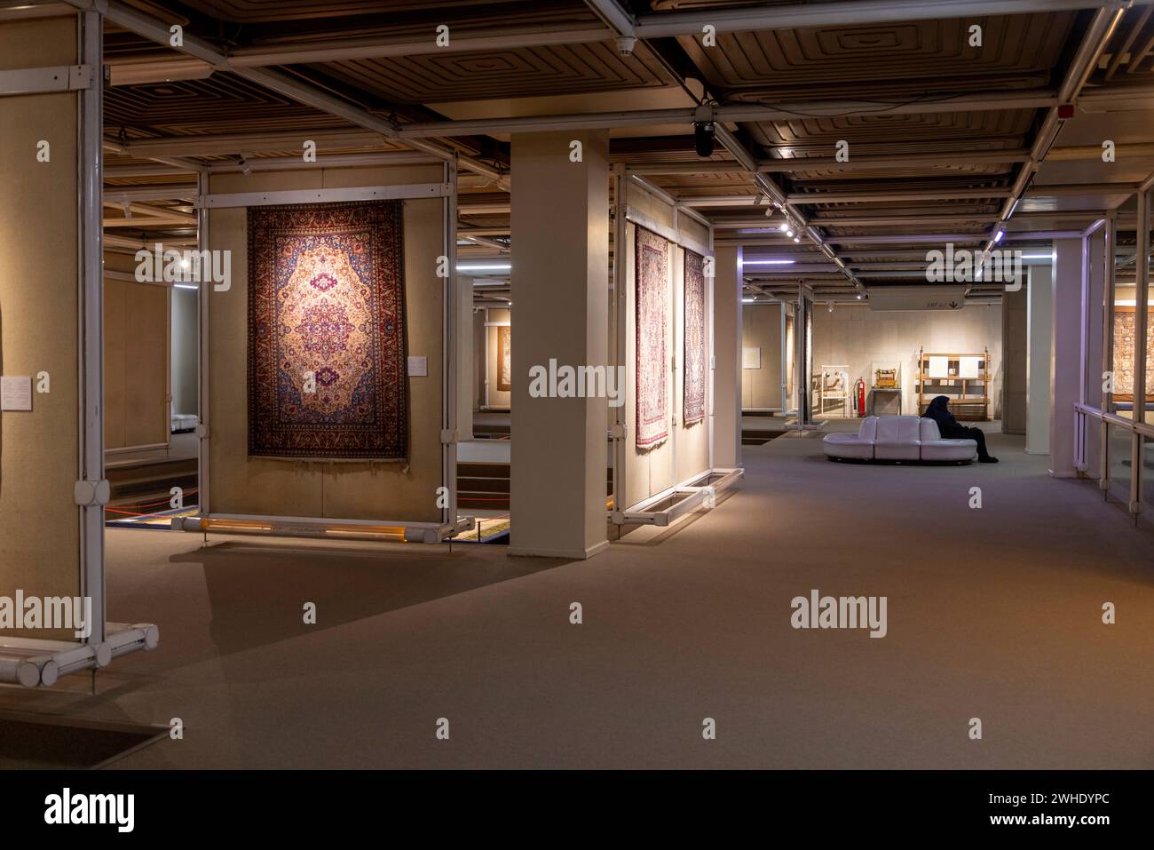 Vue des galeries intérieures, le Musée du tapis d'Iran, Téhéran, Iran Banque D'Images