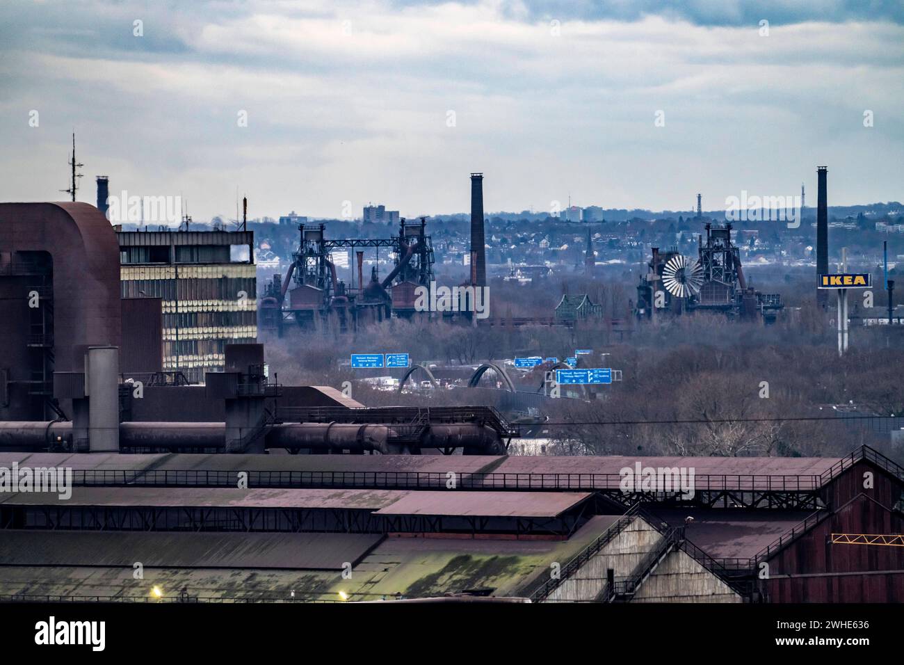 Stahlstandort Duisburg-Bruckhausen, ThyssenKrupp Steel, Blick über das Oxygenstahlwerk 1, nach Osten, auf das ehemalige Thyssen Stahlwerk Meidrich, heute Landschaftspark Duisburg Nord, NRW, Deutschland, Thyssekrupp Steel *** Steel site Duisburg Bruckhausen, ThyssenKrupp Steel, vue sur l'usine de l'oxygène jusqu'à Meiden, Meideliden, ThyssenKrupp Steel, l'ancienne usine de l'usine de l'usine de l'usine Thyssen, aujourd'hui parc paysager Duisburg Nord, NRW, Allemagne, Thyssekrupp Steel Banque D'Images