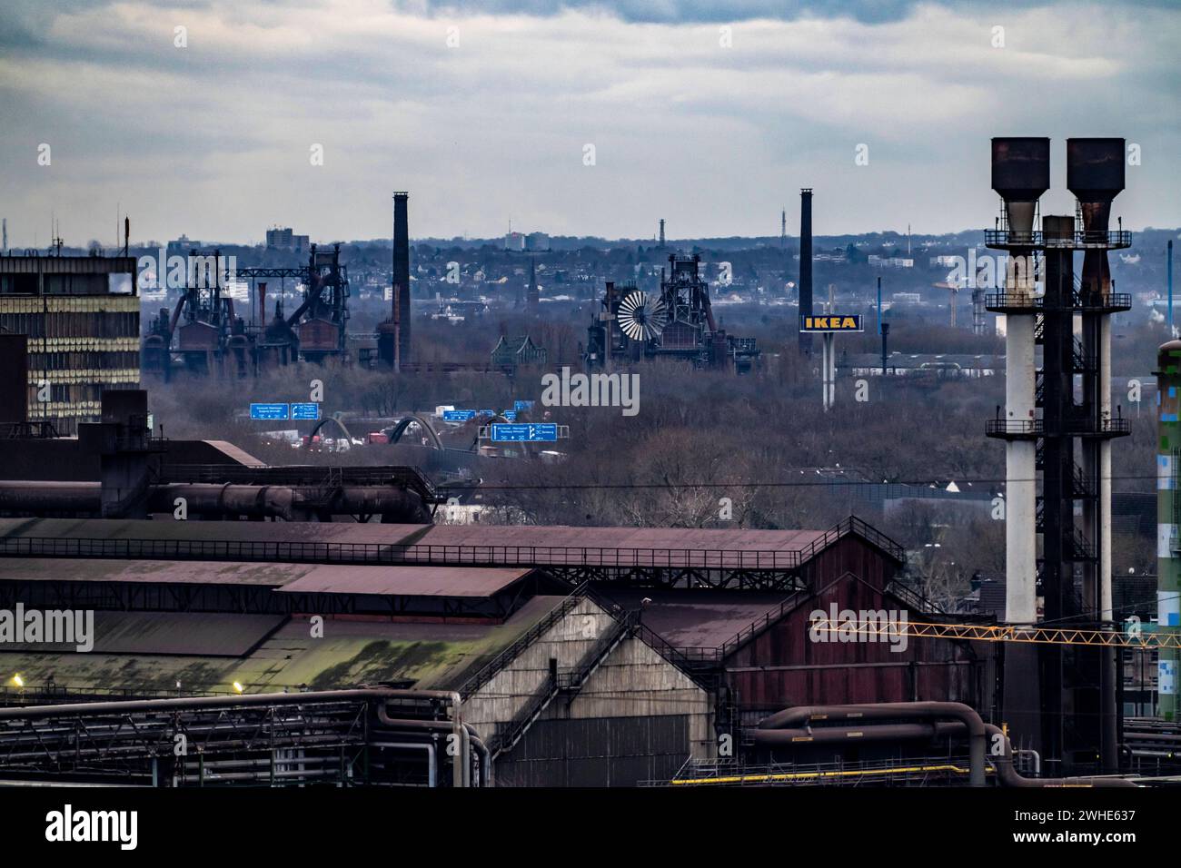 Stahlstandort Duisburg-Bruckhausen, ThyssenKrupp Steel, Blick über das Oxygenstahlwerk 1, nach Osten, auf das ehemalige Thyssen Stahlwerk Meidrich, heute Landschaftspark Duisburg Nord, NRW, Deutschland, Thyssekrupp Steel *** Steel site Duisburg Bruckhausen, ThyssenKrupp Steel, vue sur l'usine de l'oxygène jusqu'à Meiden, Meideliden, ThyssenKrupp Steel, l'ancienne usine de l'usine de l'usine de l'usine Thyssen, aujourd'hui parc paysager Duisburg Nord, NRW, Allemagne, Thyssekrupp Steel Banque D'Images