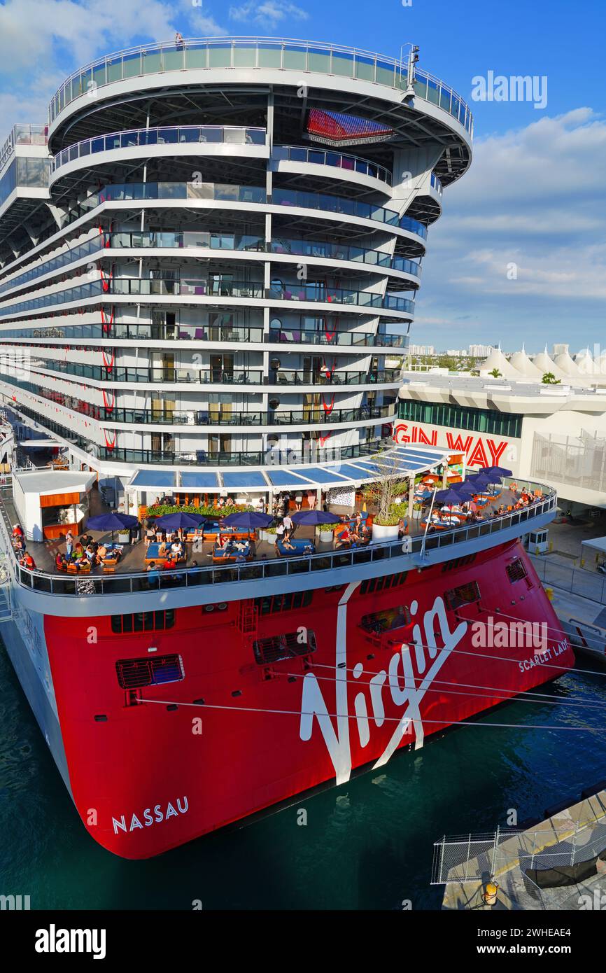 MIAMI BEACH, FL -4 fév 2024- vue du bateau de croisière Scarlet Lady par Virgin voyages à Port Miami en Floride sur l'océan Atlantique, la plus grande croisière Banque D'Images