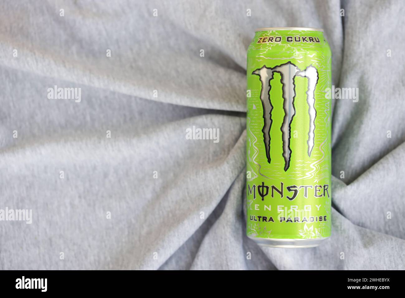 KIEV, UKRAINE 4 MAI, 2023 Monster Energy Drink ultra Paradise dans