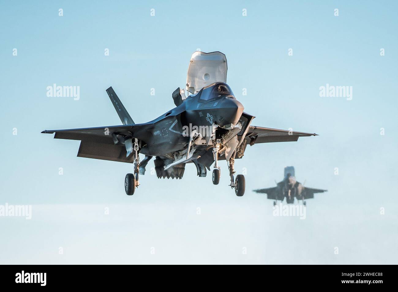 Les F-35B Lightning II du corps des Marines des États-Unis, rattachés au Marine Fighter Attack Squadron (VMFA) 225, 15th Marine Expeditionary Unit, se préparent à atterrir à bord du navire d'assaut amphibie USS Boxer (LHD 4) tout en menant des qualifications de porte-avions, 11 janvier 2023. La 15e MEU est actuellement embarquée à bord du Boxer Amphibious Ready Group qui mène une formation intégrée et des opérations de routine dans la 3e flotte américaine. (Photo du corps des Marines des États-Unis par le caporal Joseph Helms) Banque D'Images
