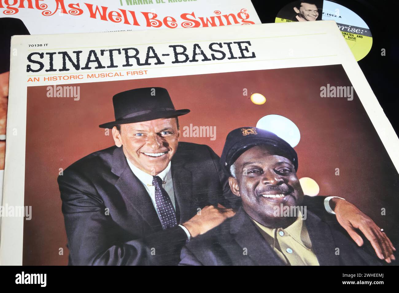 Viersen, Allemagne - 9 janvier. 2024 : gros plan de Frank Sinatra et de l'album vinyle de l'orchestre Count Basie couvrent une première musicale historique en 1962 Banque D'Images