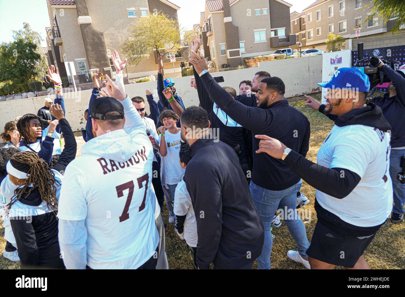 Henderson, Nevada, États-Unis, 9 février 2024, FRANK RAGNOW s’amuser avec les enfants lors de l’événement homme de l’année Walter Payton NFL au Donald W. Reynolds Boys & Girls Club (crédit photo : Marty Jean-Louis/Alamy Live News Banque D'Images