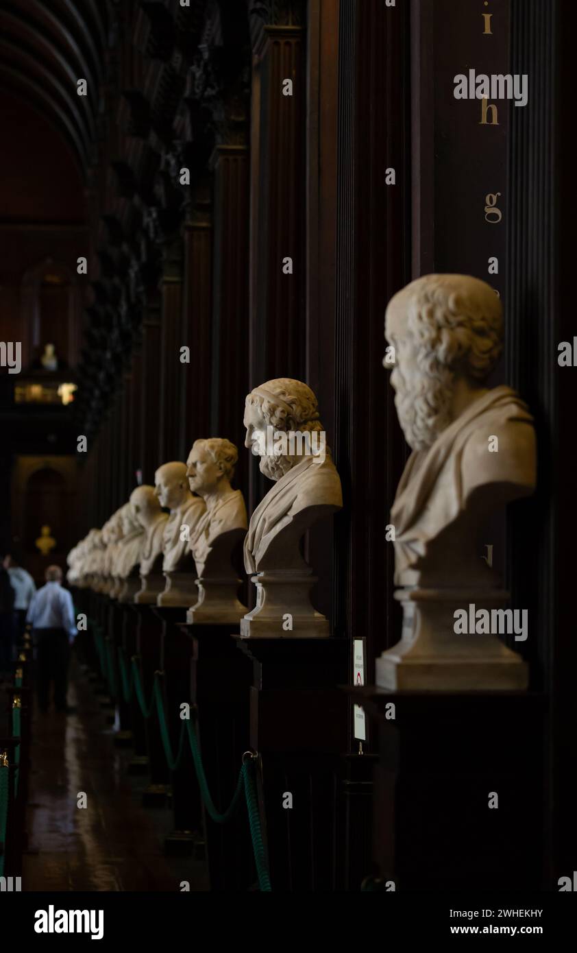 '11.07.2019, Ireland, County Dublin, Dublin - The long Room (1732), Old Library of Trinity College 1592, Schaerfepunkt sur Platon statue. 00A190711D256C Banque D'Images