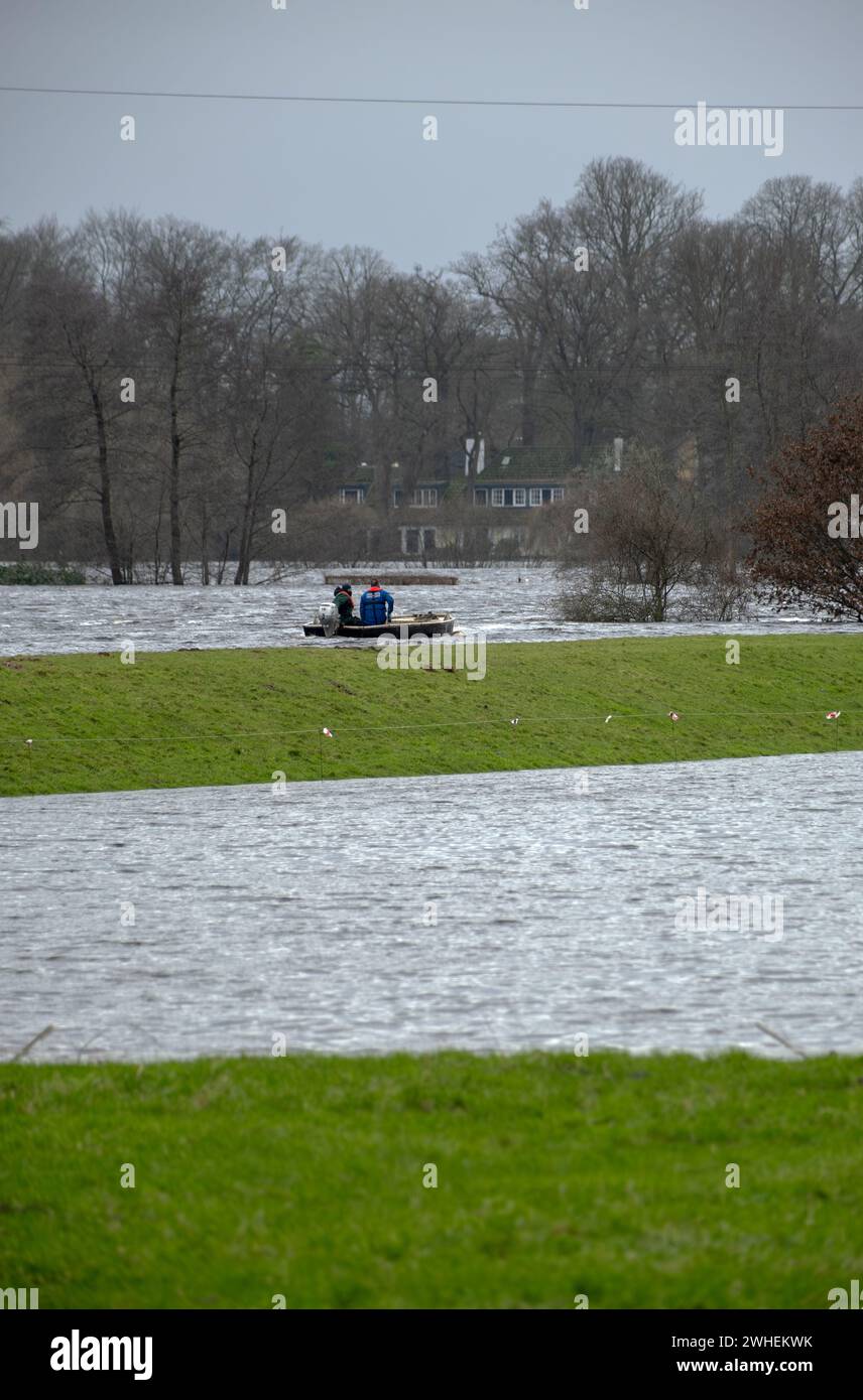 '28.12.2023, Allemagne, basse-Saxe, Lilienthal - les agriculteurs transportent des sacs de sable par bateau jusqu'à une digue trempée pendant les inondations sur le Wuemme. 00A231228D055CAROE Banque D'Images