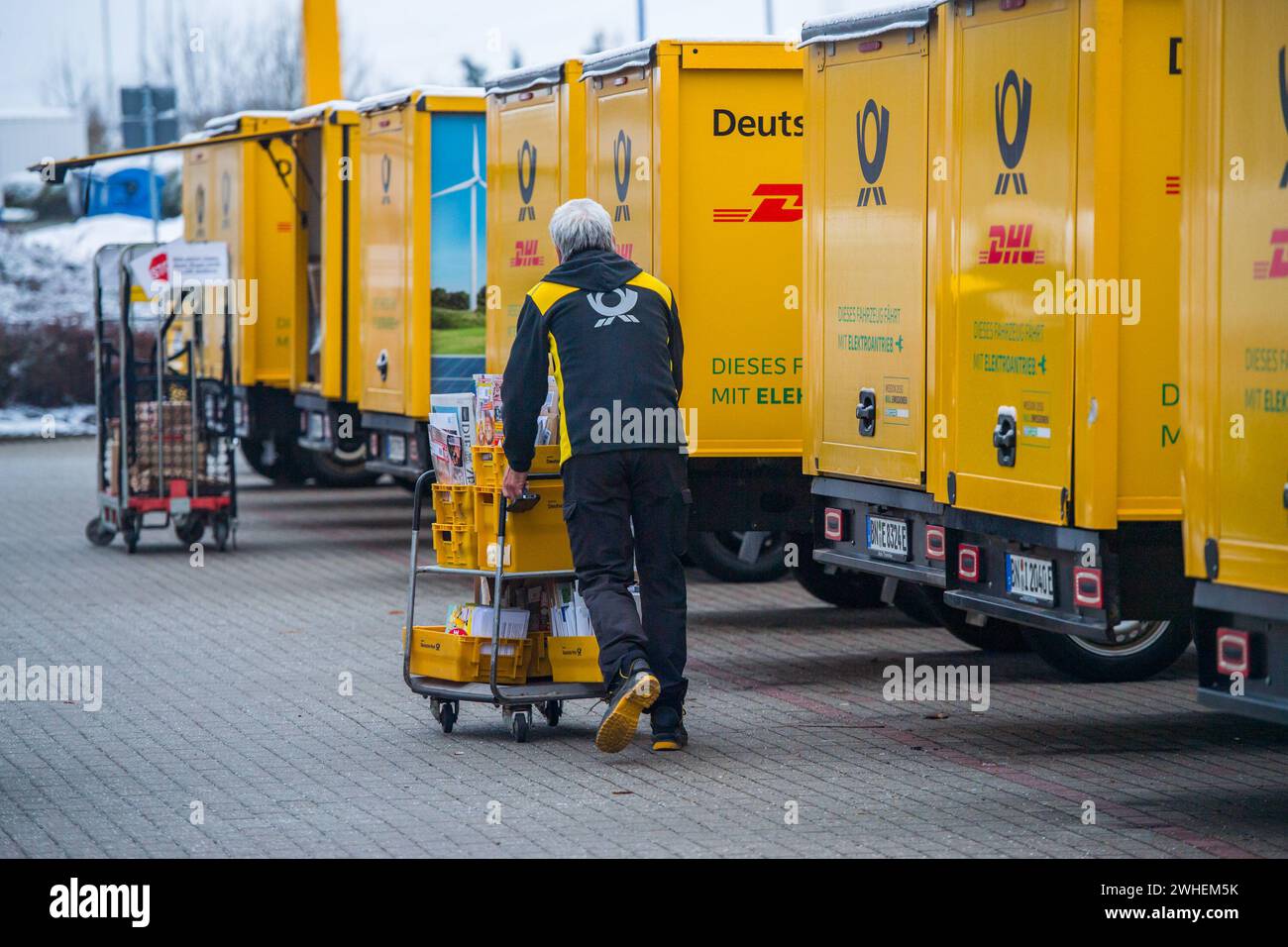 '07.12.2023, Allemagne, Saxe, Stollberg - fourgon de livraison, Deutsche Post AG à Noël. 0GD231207D008CAROEX.JPG [AUTORISATION DU MODÈLE : NON, PROPRIÉTÉ RELEA Banque D'Images