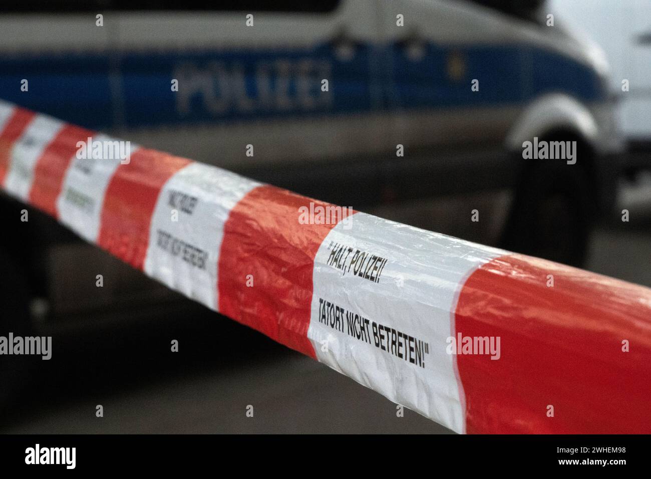 '24.04.2023, Allemagne, Berlin, Berlin - bande de barrière avec l'inscription - HALT police ne pas entrer sur la scène de crime -. 00S230424D081CAROEX.JPG [MODÈLE RELE Banque D'Images