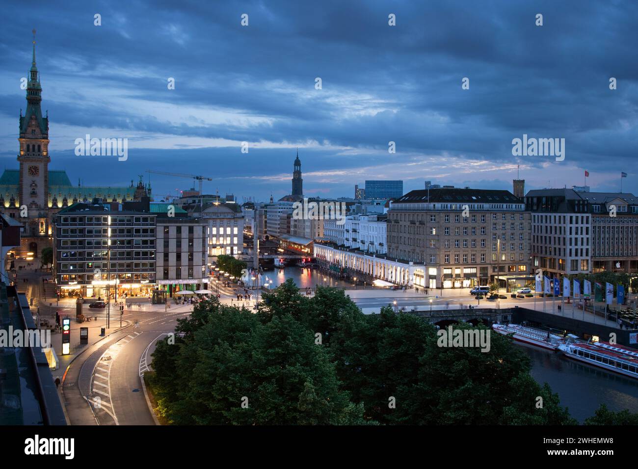 '01.07.2023, Allemagne, Hambourg, Hambourg - vue de Ballindamm à la mairie et Jungfernstieg à l'aube. 00S230701D058CAROEX.JPG [AUTORISATION DU MODÈLE : NON Banque D'Images