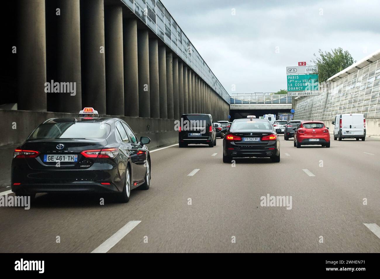 '29.09.2023, France, , Paris - voitures sur l'A1 près de l'aéroport le Bourget. 00S230929D500CAROEX.JPG [AUTORISATION DU MODÈLE : NON, AUTORISATION DU PROPRIÉTAIRE : NON (c) image caro Banque D'Images