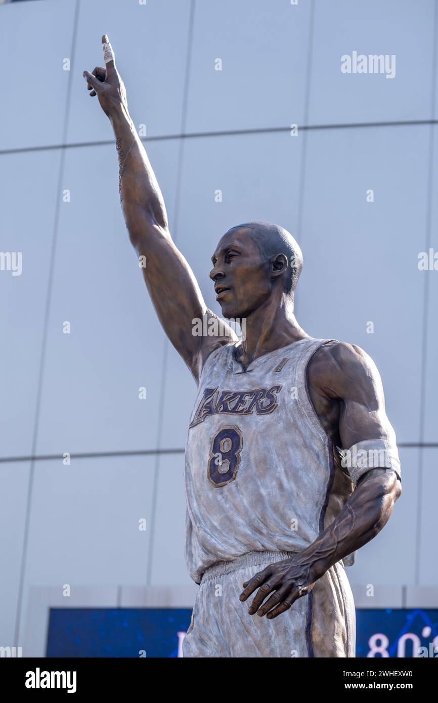 Los Angeles, États-Unis. 09th Feb, 2024. La statue de l'ancien garde des Lakers de Los Angeles, Kobe Bryant, est vue après sa cérémonie de dévoilement devant l'arène de l'équipe de basket-ball de la NBA à Los Angeles. Crédit : SOPA images Limited/Alamy Live News Banque D'Images