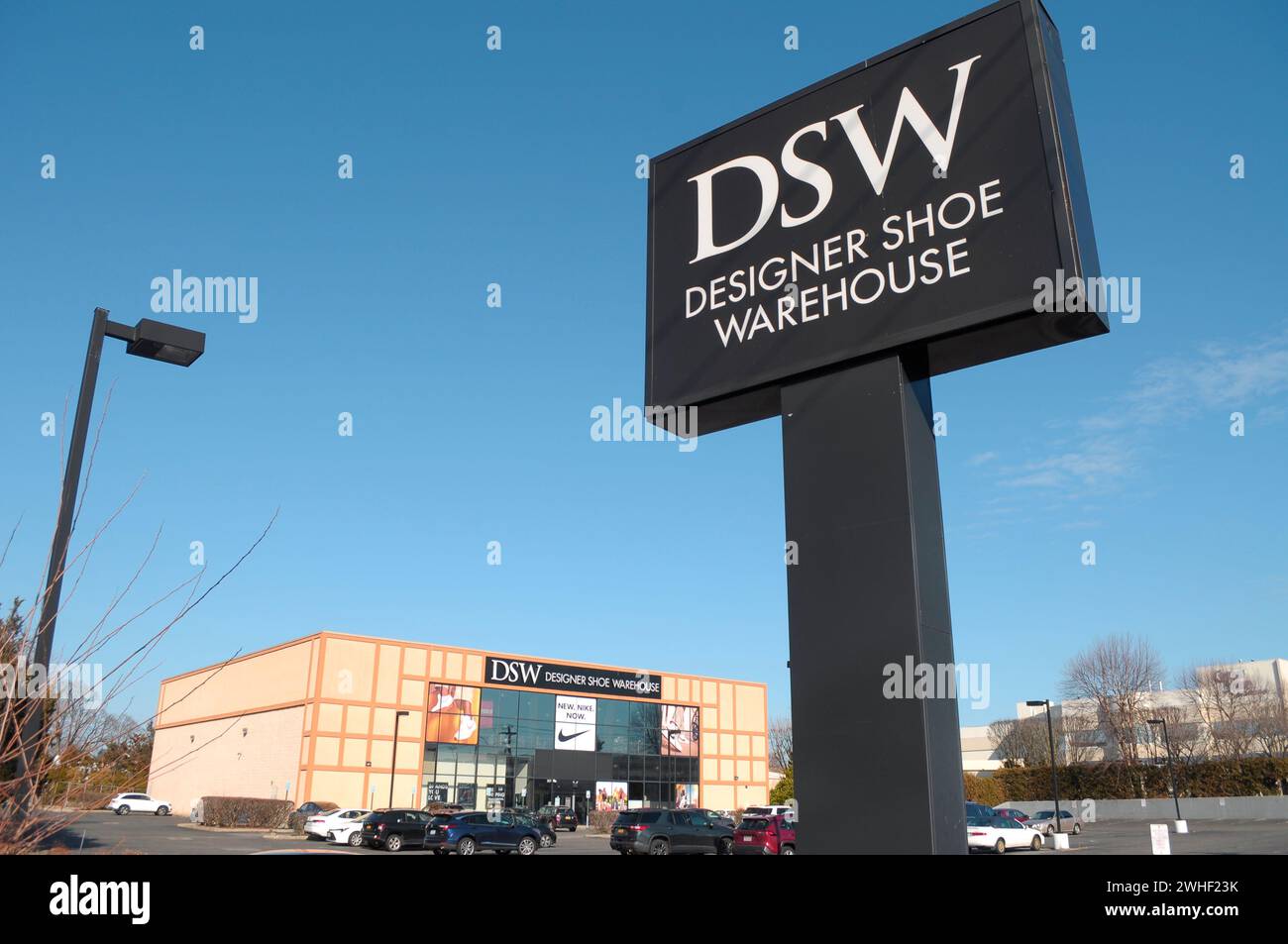 New York, États-Unis. 09th Feb, 2024. Un magasin Designer Shoe Warehouse, DSW, est vu dans le quartier de Carle place dans le comté de Nassau, long Island, New York. (Photo de Jimin Kim/SOPA images/SIPA USA) crédit : SIPA USA/Alamy Live News Banque D'Images