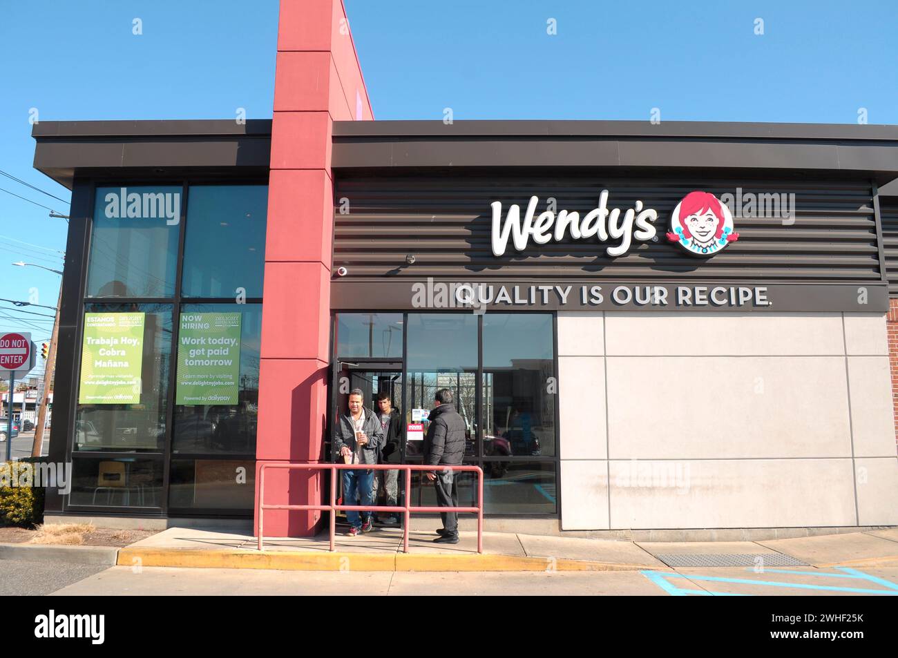 New York, États-Unis. 09th Feb, 2024. Un restaurant Wendy's est vu dans le quartier de Garden City dans le comté de Nassau, long Island, New York. (Photo de Jimin Kim/SOPA images/SIPA USA) crédit : SIPA USA/Alamy Live News Banque D'Images