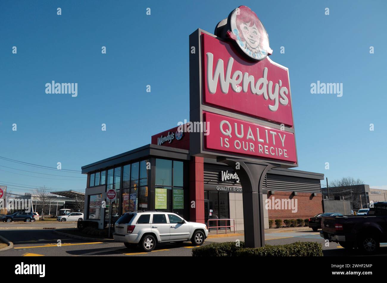 New York, États-Unis. 09th Feb, 2024. Un restaurant Wendy's est vu dans le quartier de Garden City dans le comté de Nassau, long Island, New York. Crédit : SOPA images Limited/Alamy Live News Banque D'Images