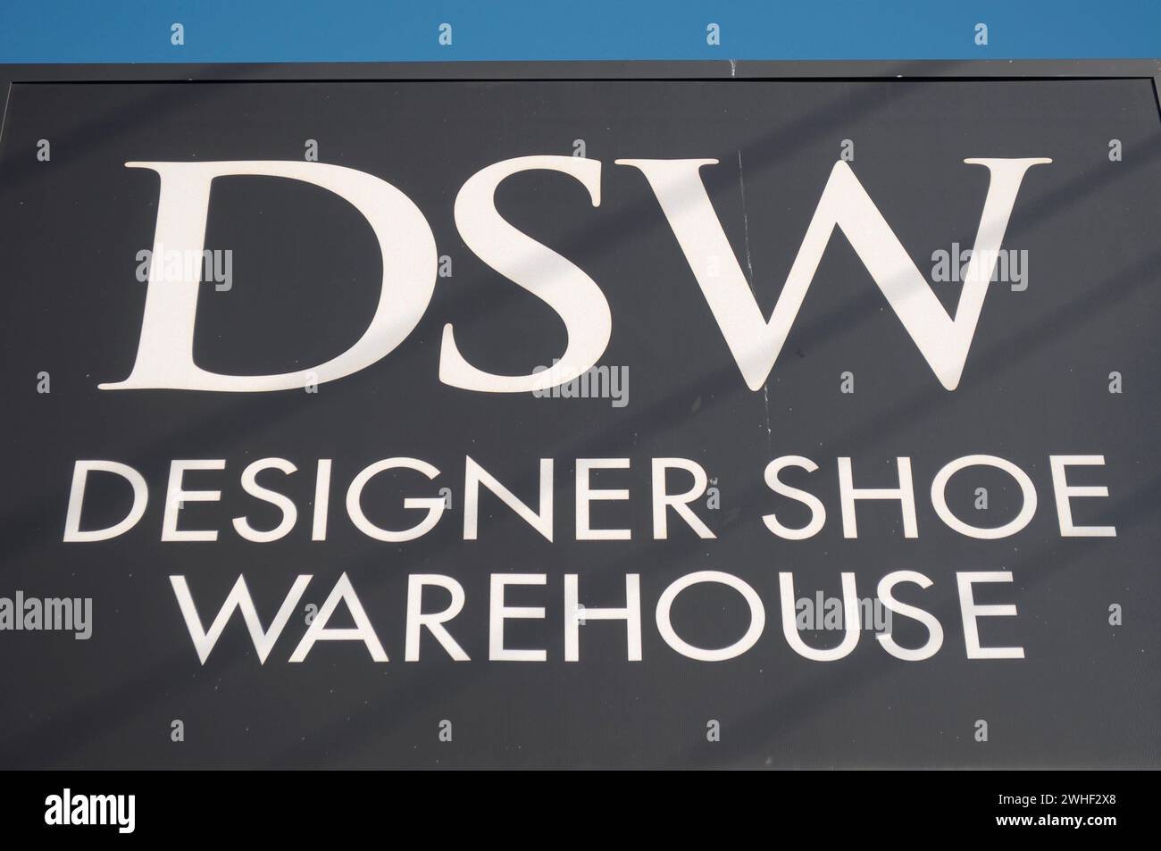 New York, États-Unis. 09th Feb, 2024. Un magasin Designer Shoe Warehouse, DSW, est vu dans le quartier de Carle place dans le comté de Nassau, long Island, New York. Crédit : SOPA images Limited/Alamy Live News Banque D'Images