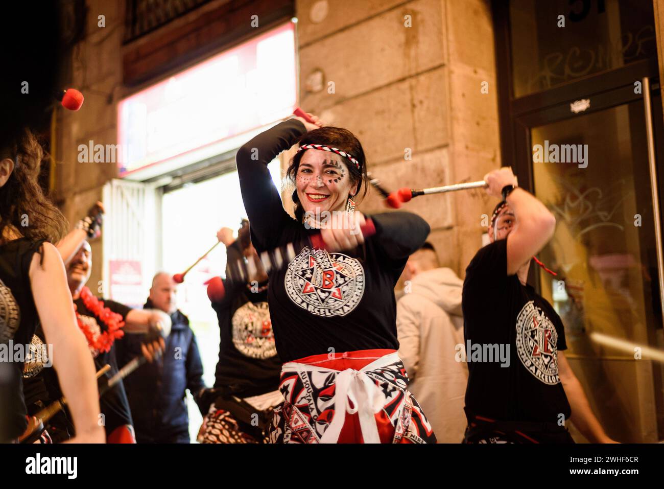 Espagne. 09th Feb, 2024. Une femme exécute la traditionnelle 'Batucada' est vu pendant le défilé de carnaval dans le quartier du Raval. Des défilés de carnaval ont lieu dans divers quartiers de la ville, avec des gens qui s'habillent en costumes et dansent. Crédit : SOPA images Limited/Alamy Live News Banque D'Images