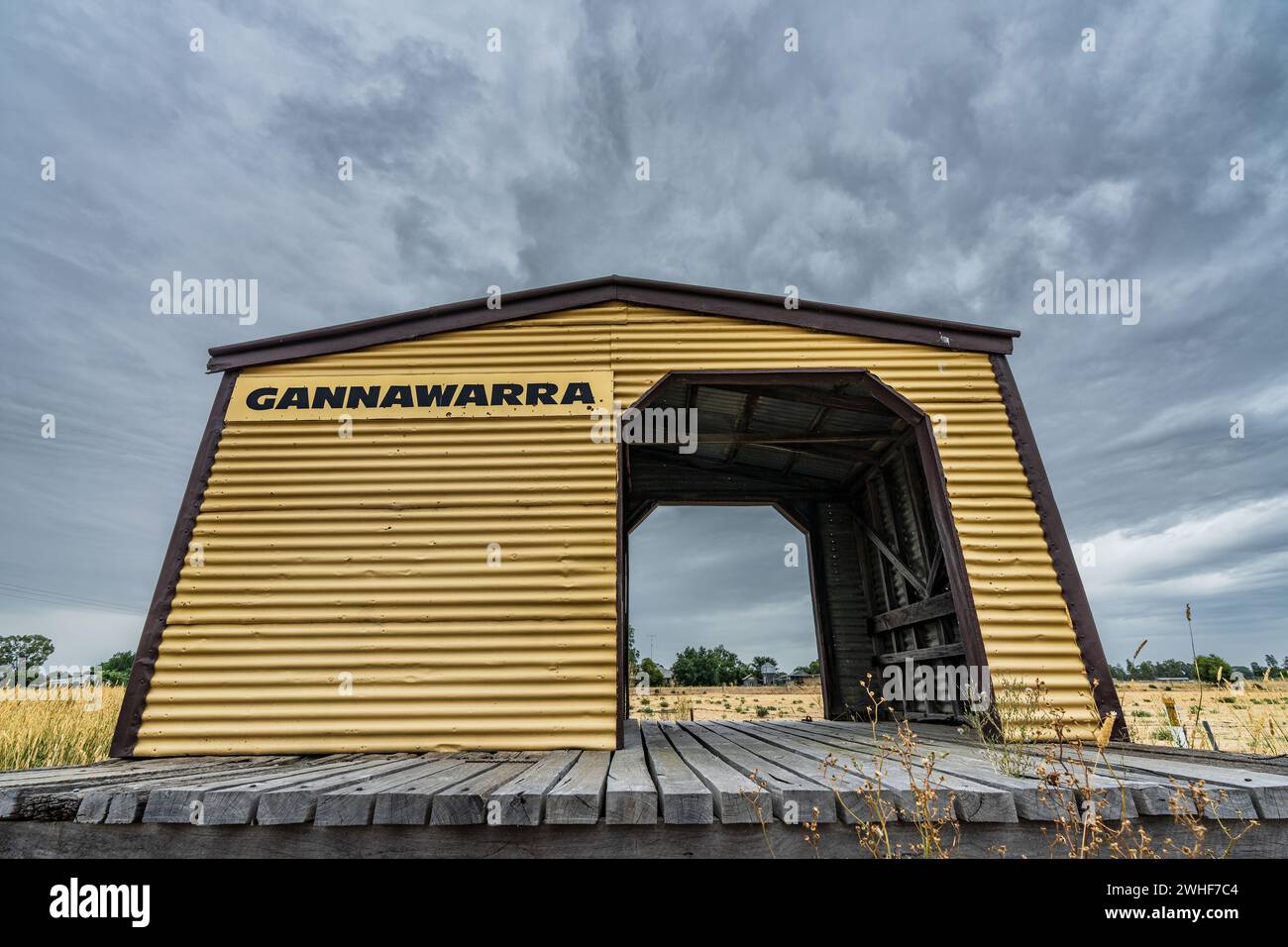 Vue en angle bas d'un vieil abri fait de planches d'intempéries sur une plate-forme ferroviaire rurale à Koondrook dans le Victoria, Australie Banque D'Images