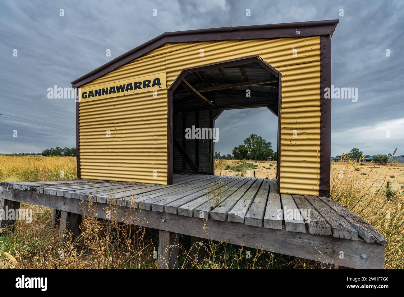 Vue en angle bas d'un vieil abri fait de planches d'intempéries sur une plate-forme ferroviaire rurale à Koondrook dans le Victoria, Australie Banque D'Images