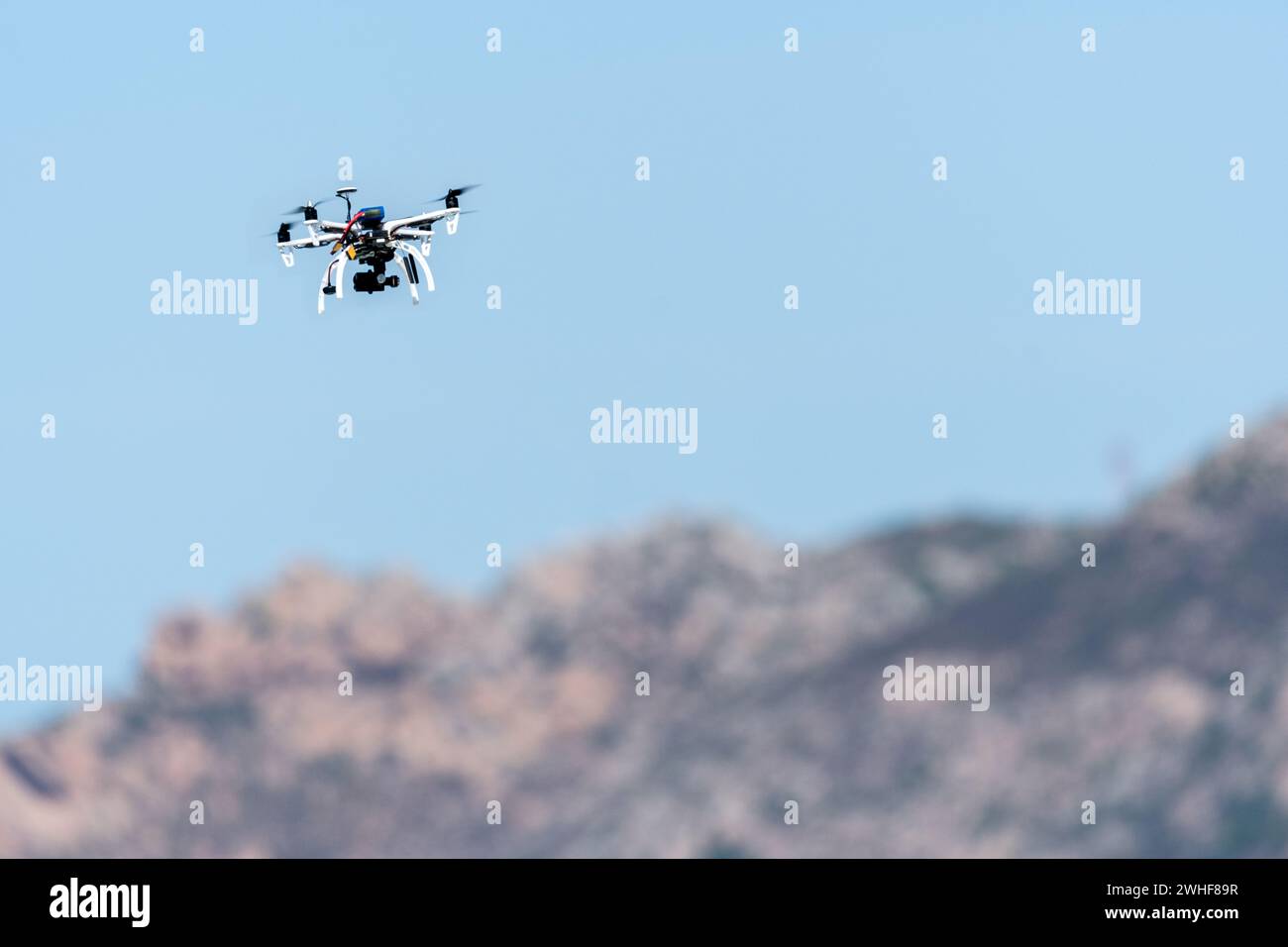Drone avec caméra planant au-dessus des montagnes Banque D'Images