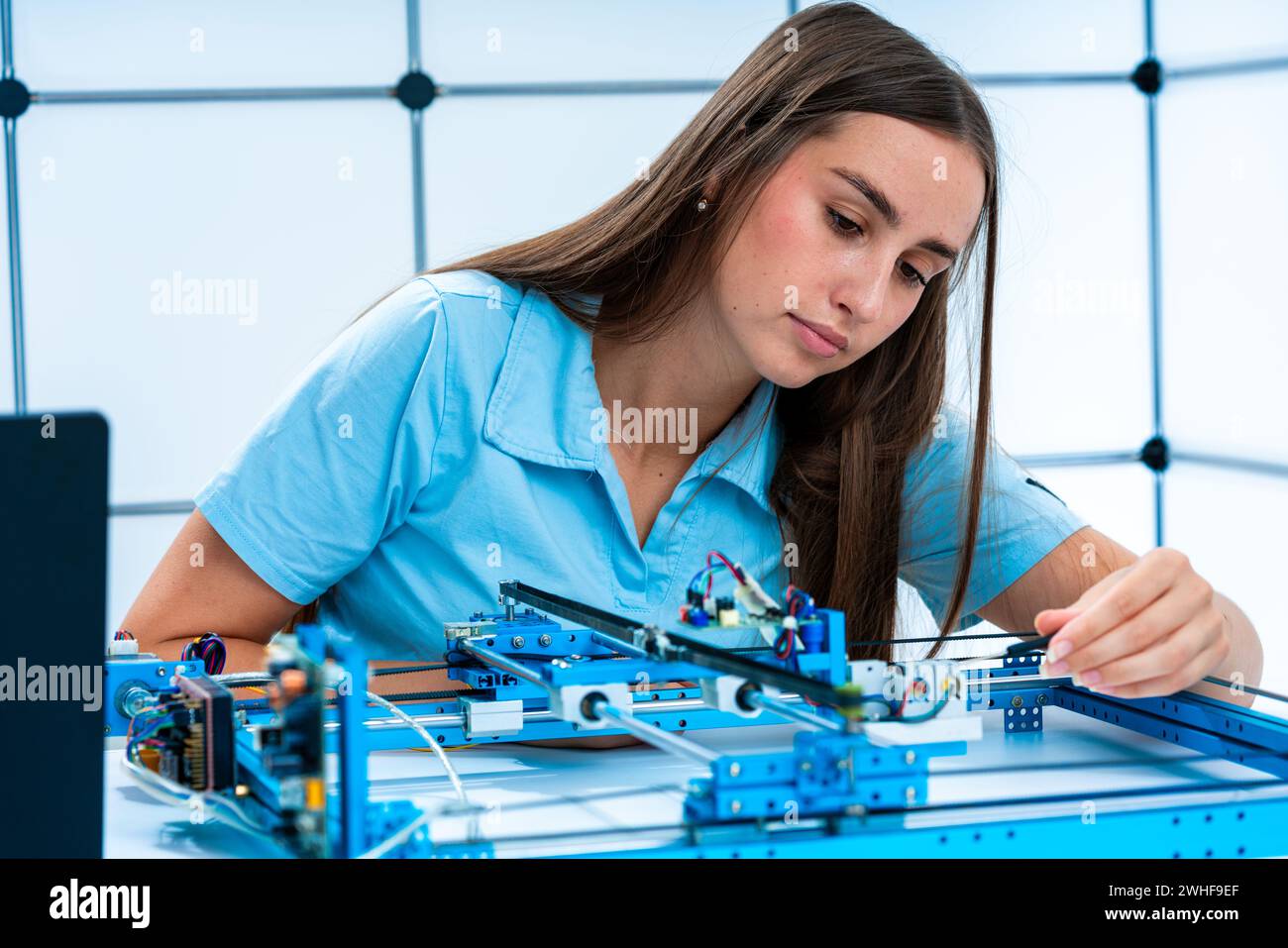 Scientifique travaillant avec la technologie de contrôle numérique par ordinateur Banque D'Images