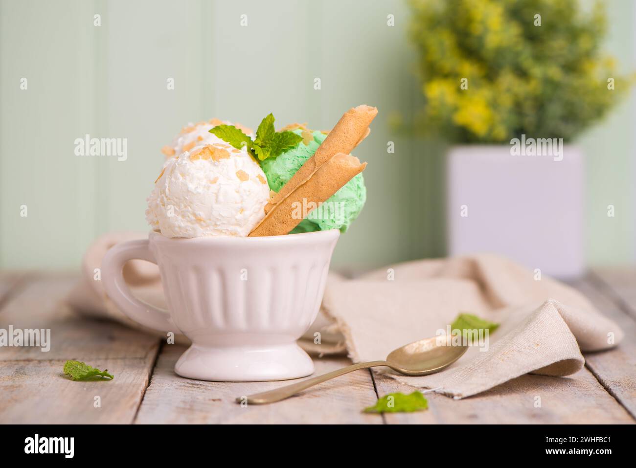 Crème glacée à la vanille et à la menthe dans une tasse Banque D'Images