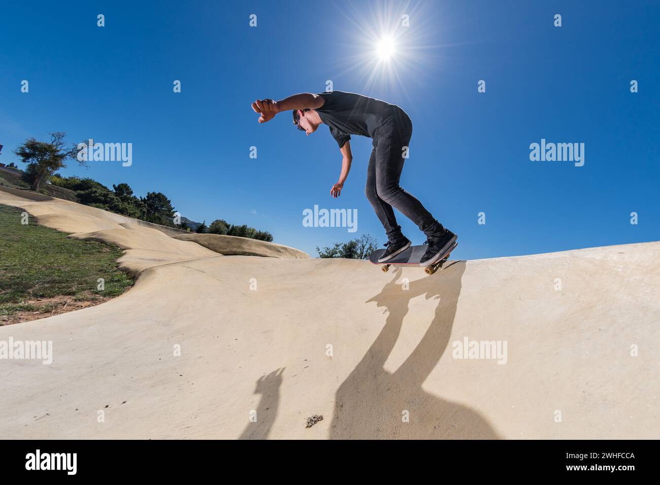 Skateboarder sur un parc Pump Track Banque D'Images
