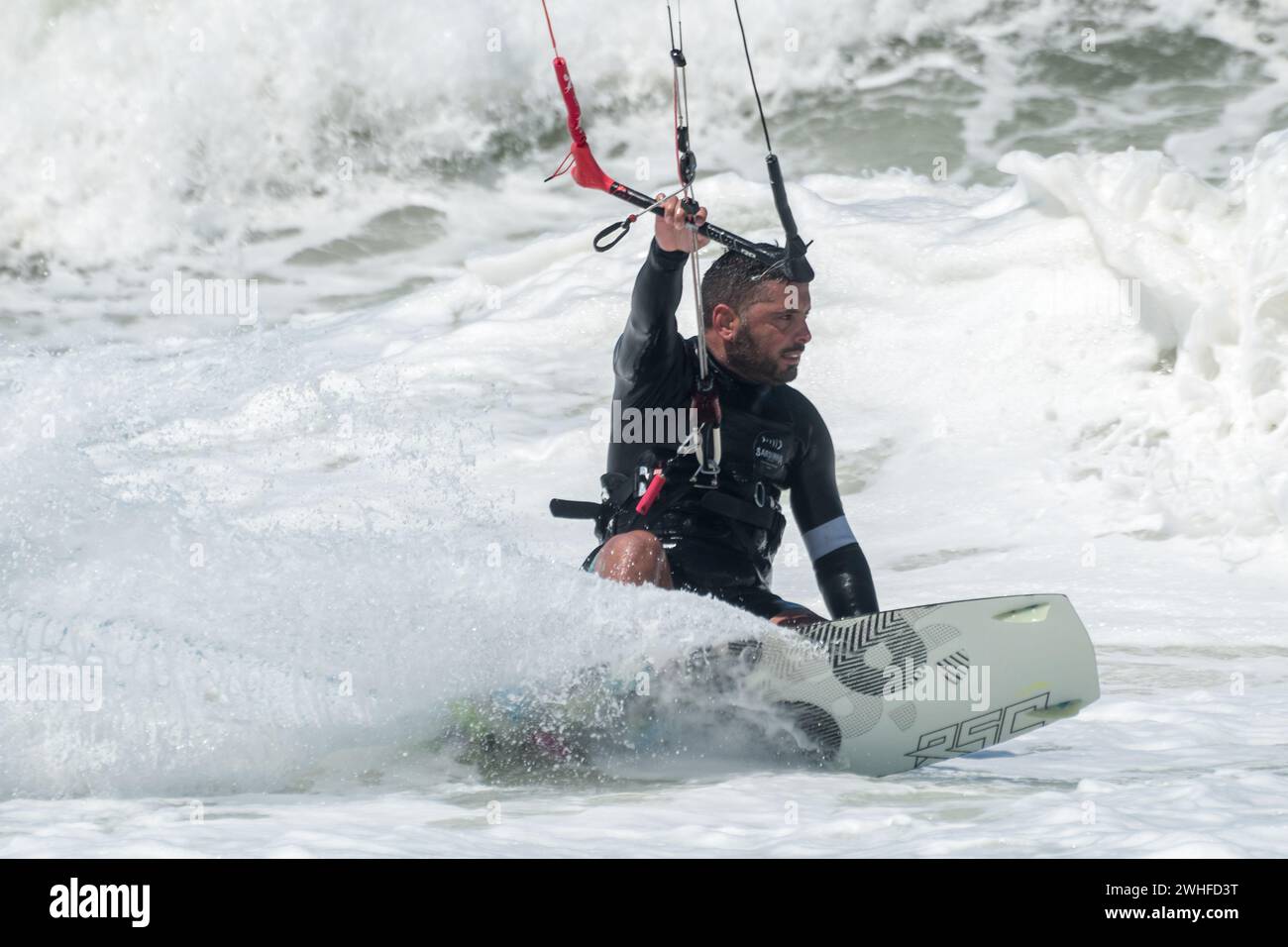 Kite surfer par une journée ensoleillée Banque D'Images