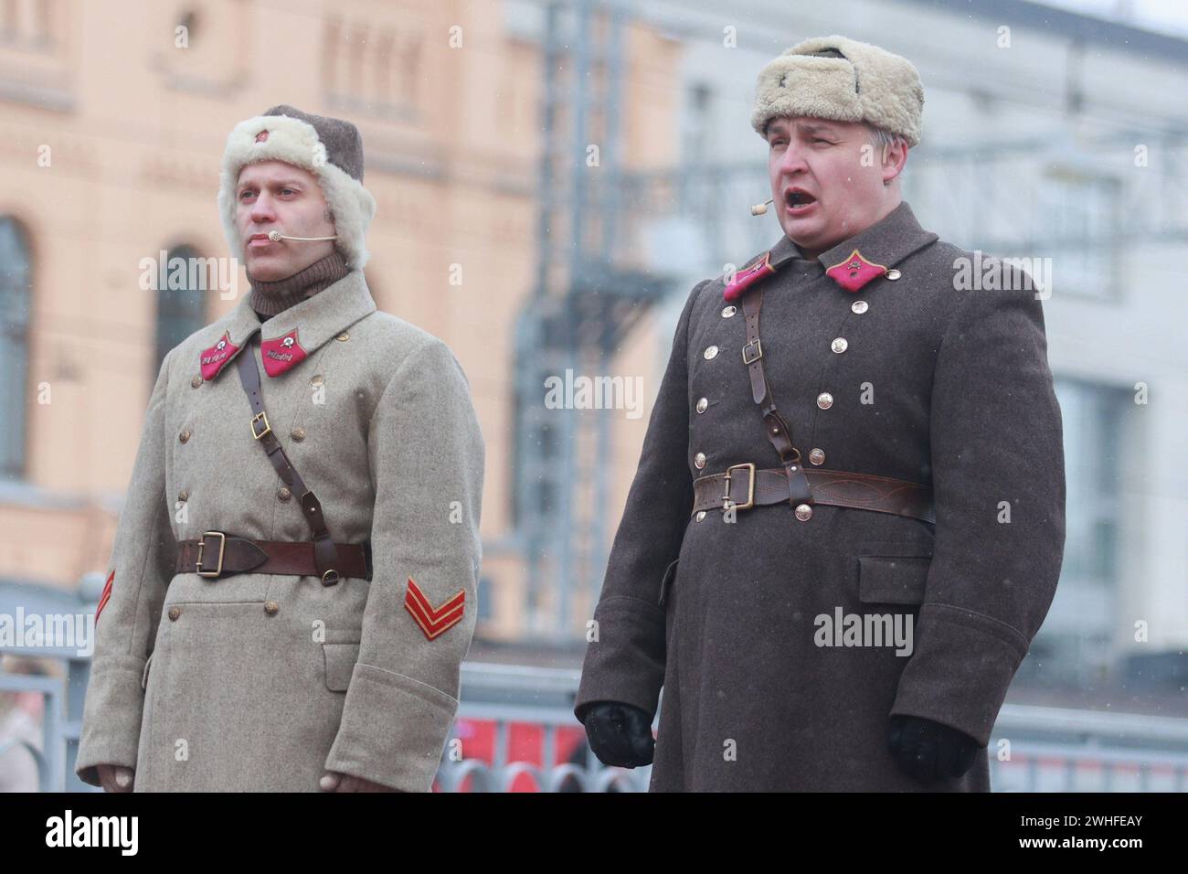 Saint-Pétersbourg, Russie. 07 février 2024. Des reconstituteurs portant des uniformes militaires soviétiques sont vus sur une plate-forme lors de la reconstitution historique du premier train arrivant à la gare Finlyandsky après la rupture du siège de Leningrad en février 1943. La reconstitution présente des locomotives et des wagons de train d'époque d'avant-guerre et pré-révolutionnaire et marque 80 ans depuis la levée du siège de Leningrad de la seconde Guerre mondiale. Crédit : SOPA images Limited/Alamy Live News Banque D'Images