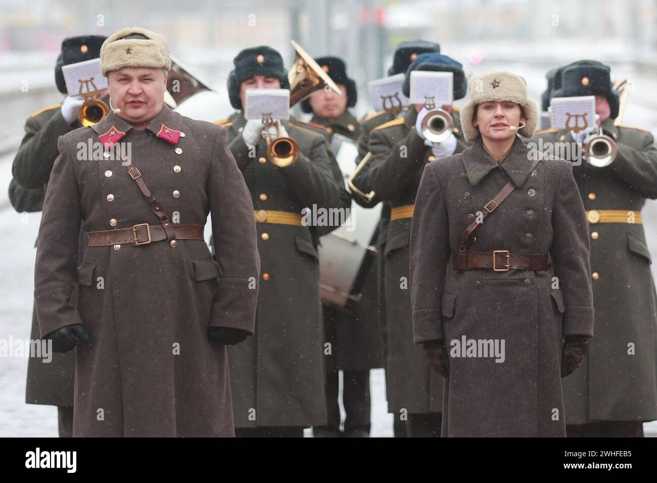 Saint-Pétersbourg, Russie. 07 février 2024. Des reconstituteurs portant des uniformes militaires soviétiques sont vus sur une plate-forme lors de la reconstitution historique du premier train arrivant à la gare Finlyandsky après la rupture du siège de Leningrad en février 1943. La reconstitution présente des locomotives et des wagons de train d'époque d'avant-guerre et pré-révolutionnaire et marque 80 ans depuis la levée du siège de Leningrad de la seconde Guerre mondiale. Crédit : SOPA images Limited/Alamy Live News Banque D'Images