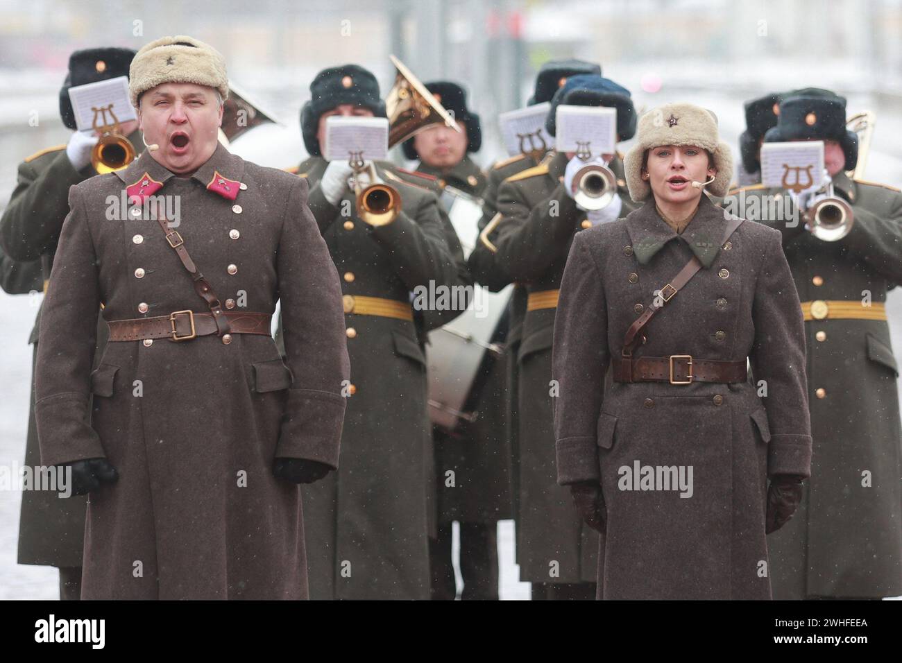 Saint-Pétersbourg, Russie. 7 février 2024. Des reconstituteurs portant des uniformes militaires soviétiques sont vus sur une plate-forme lors de la reconstitution historique du premier train arrivant à la gare Finlyandsky après la rupture du siège de Leningrad en février 1943. La reconstitution présente des locomotives et des wagons de train d'époque d'avant-guerre et pré-révolutionnaire et marque 80 ans depuis la levée du siège de Leningrad de la seconde Guerre mondiale. (Crédit image : © Sergei Mikhailichenko/SOPA images via ZUMA Press Wire) USAGE ÉDITORIAL SEULEMENT! Non destiné à UN USAGE commercial ! Banque D'Images