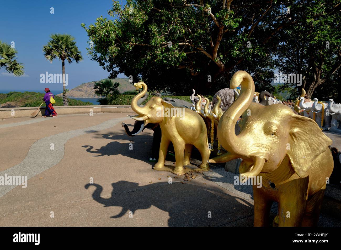 Vue partielle du sanctuaire Phra Phrom à Laem Phromthep, Phuket, Thaïlande, dédié à Dieu Brahma et entouré de statues d'éléphants Banque D'Images