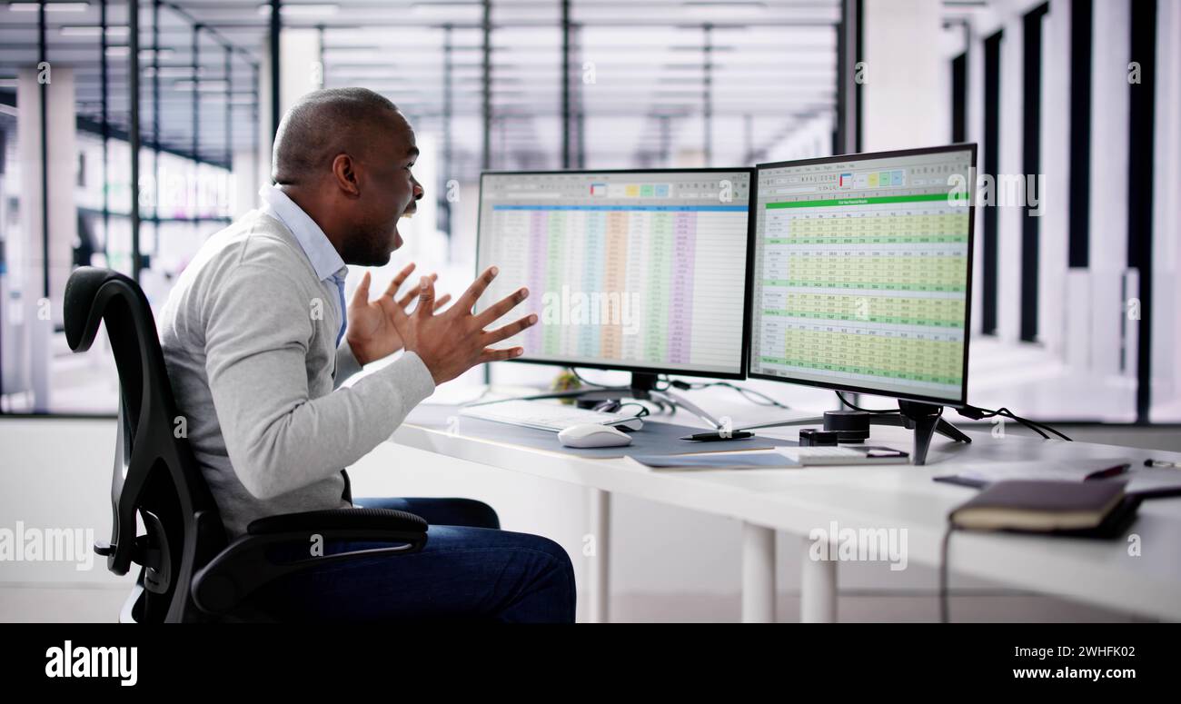 Analyste de données African Man utilisant la feuille de calcul sur ordinateur Banque D'Images