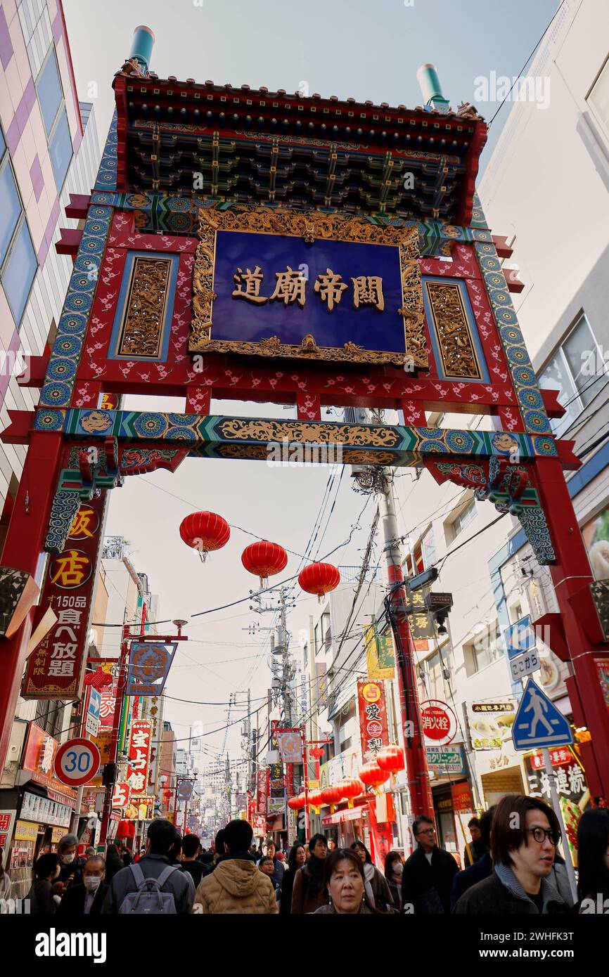 Yokohama, Japon. 10 février 2024. Les gens visitent Chinatown pendant les célébrations du nouvel an lunaire à Yokohama. Le Festival du nouvel an chinois organisé à Yokohama célèbre le nouvel an lunaire ou Festival du printemps, des événements ont lieu du 10 au 24 février. (Crédit image : © Rodrigo Reyes Marin/ZUMA Press Wire) USAGE ÉDITORIAL SEULEMENT! Non destiné à UN USAGE commercial ! Banque D'Images