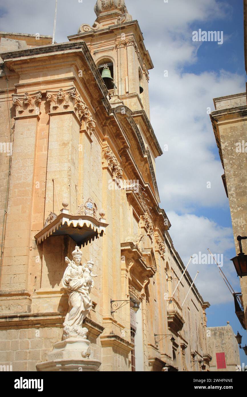 Statue de la Vierge Marie avec Jésus enfant, à l'angle de Prieuré carmélitaine dans Mdina. Malte Banque D'Images