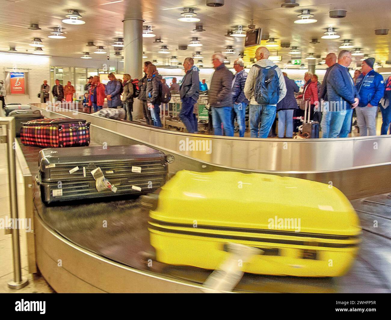 Urlaubsrückreise - hier am Kofferband im Flughafen Hannover-Langenhagen am 27.01.2020 *** retour de vacances ici au carrousel à bagages à l'aéroport Langenhagen de Hanovre le 27 01 2020 Banque D'Images