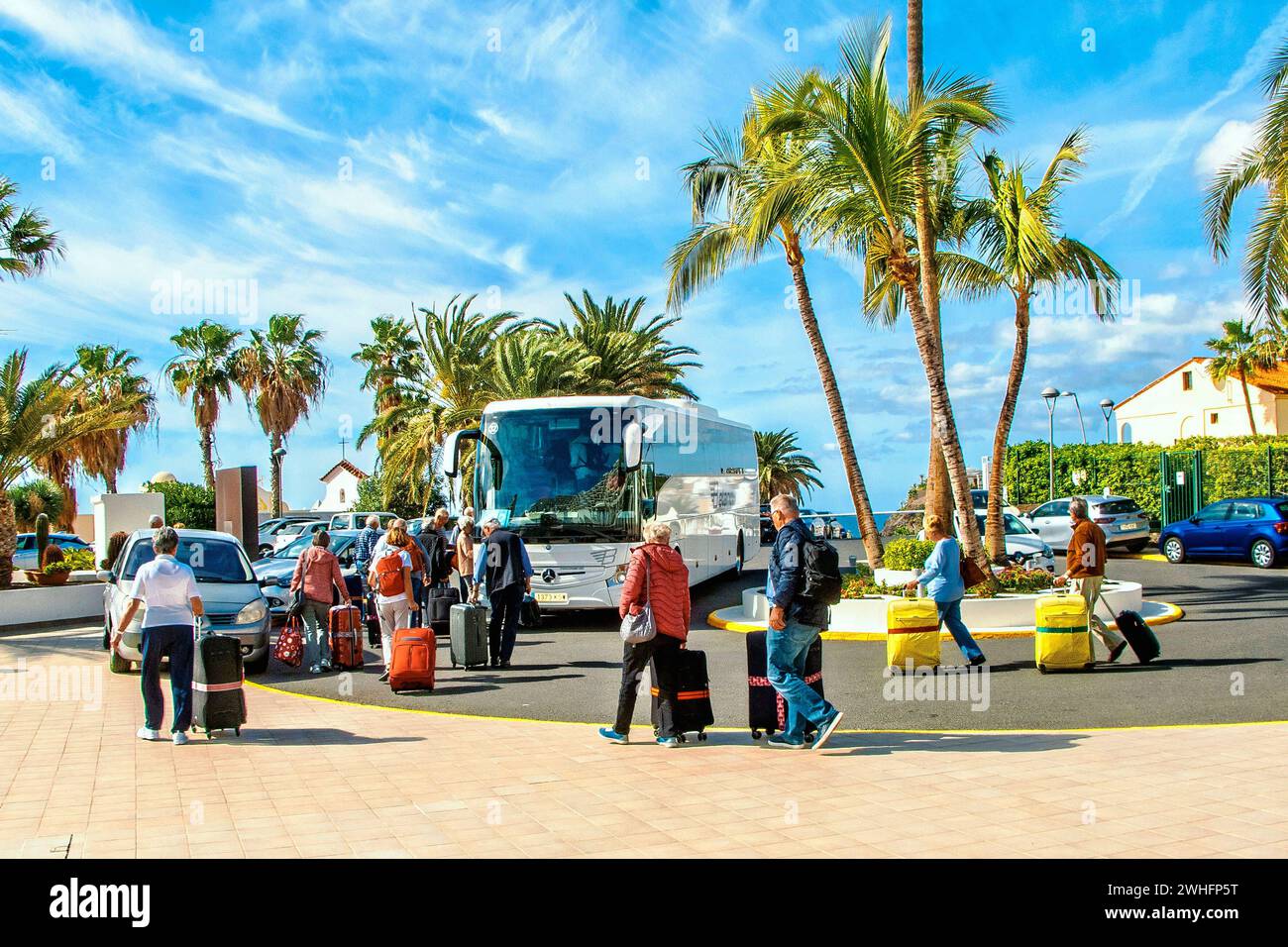 Urlaubsende Heimkehr Bustransport zum Flughafen Koffer Urlauber - hier gesehen am 27.01.2020 vom Hotel Calypso zum Flughafen Rosario auf Fuerteventura-Süd *** fin de vacances retour en bus à l'aéroport valise vacancier vu ici sur 27 01 2020 de l'Hôtel Calypso à l'aéroport Rosario sur Fuerteventura Sud Banque D'Images