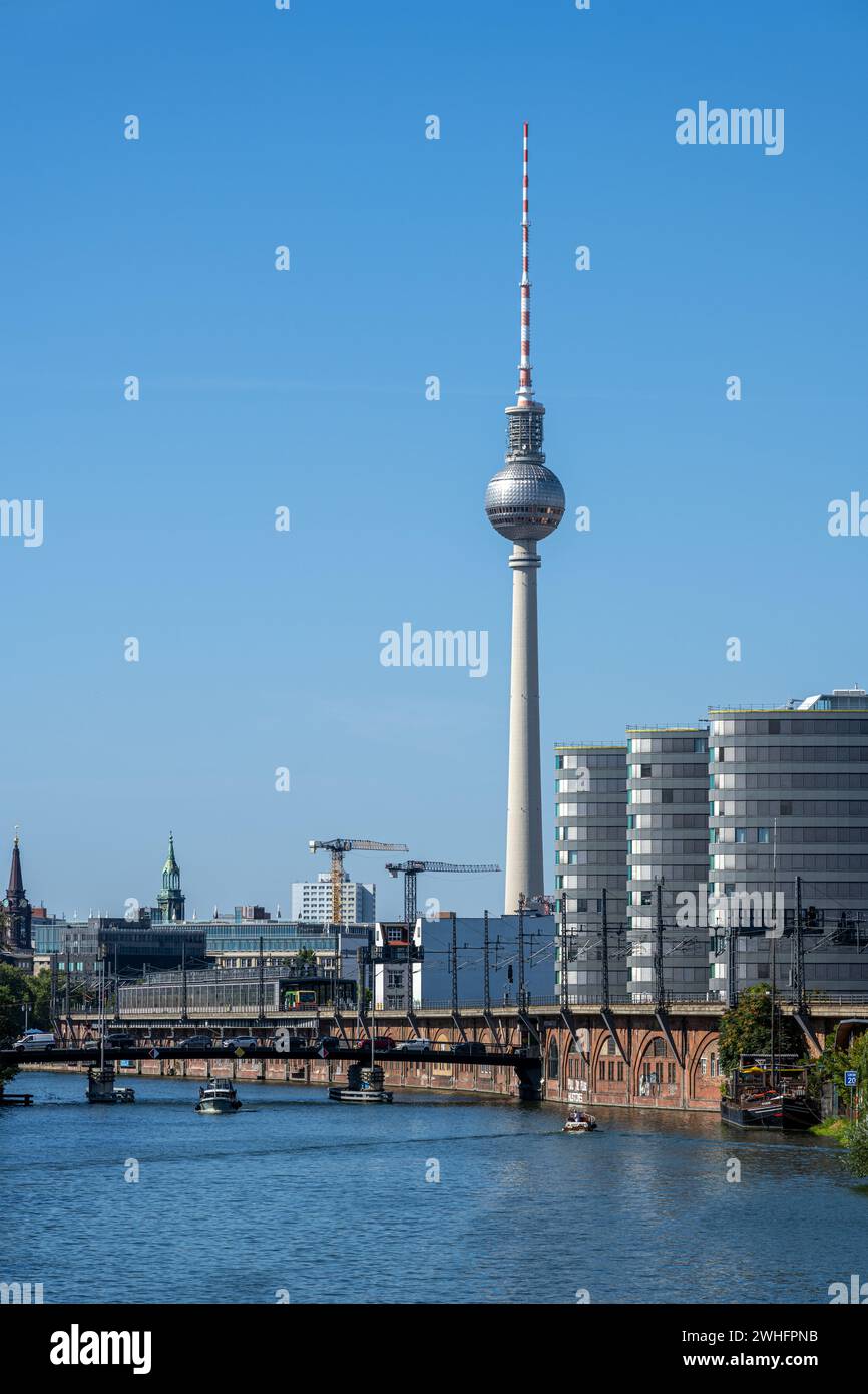 La rivière Spree à Berlin avec la célèbre tour de télévision à l'arrière Banque D'Images