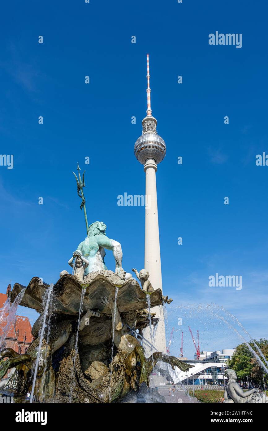 La tour de télévision et une partie de la fontaine de Neptune sur Alexanderplatz à Berlin Banque D'Images