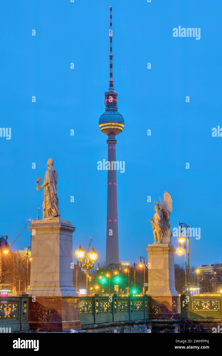La célèbre tour de télévision de Berlin avec deux sculptures blanches au crépuscule Banque D'Images