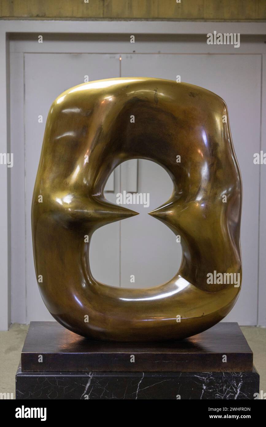 Ovale avec pointes, sculpture en bronze de Henry Moore, Musée d'Art moderne, Téhéran. Iran Banque D'Images