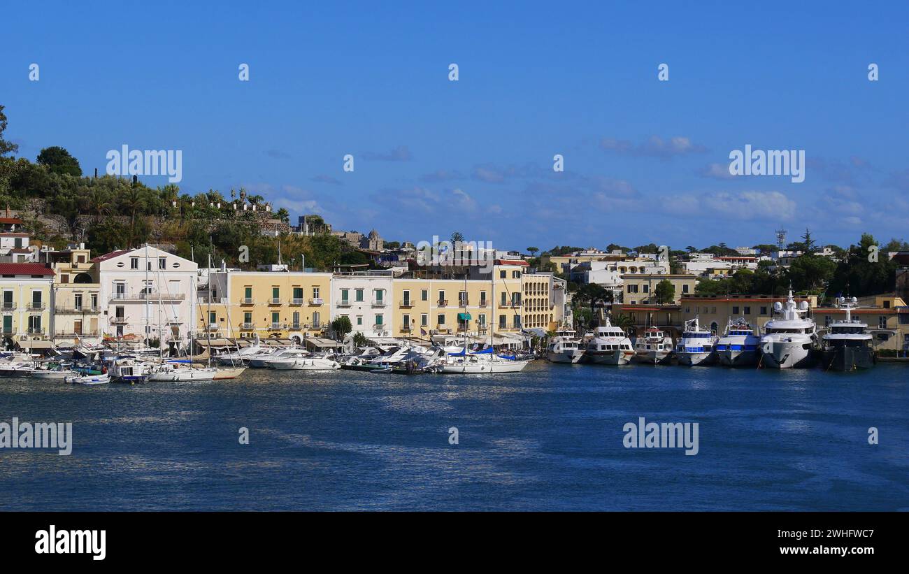 Port d'Ischia avec yachts et bateaux au premier plan Banque D'Images