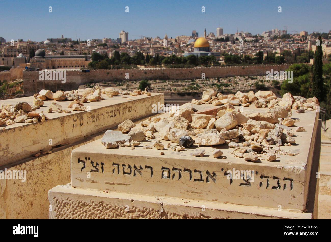 Vue depuis le Mont des oliviers sur le cimetière juif jusqu'au Mont du Temple à Jérusalem Banque D'Images