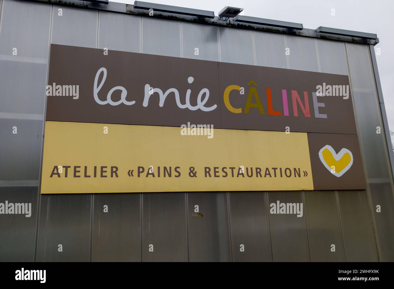 Bordeaux , France - 02 07 2024 : la mie caline Bakakehouse cuddly Crumb logo marque et signe texte façade industrielle boulangerie française Banque D'Images